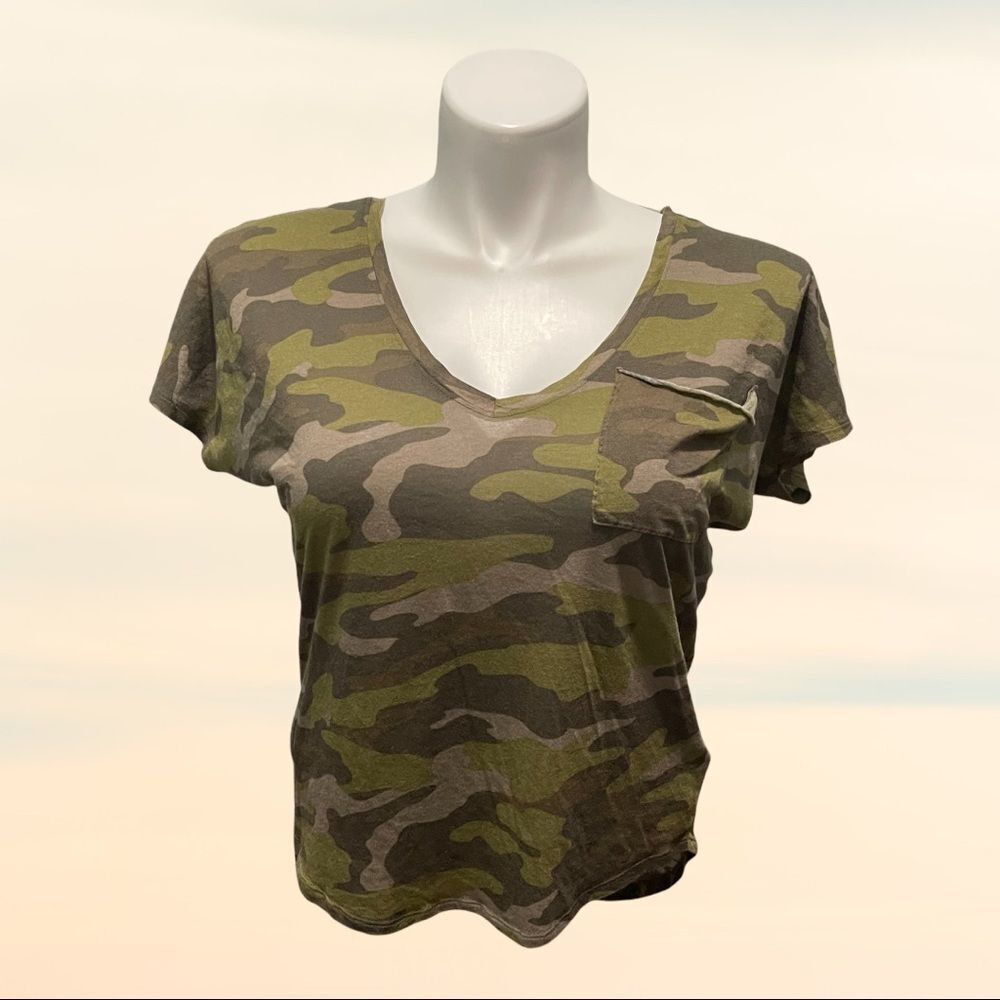 EXPRESS double V neck camo tee XS